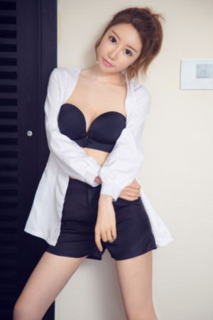他趴在我两腿中间吸我电影