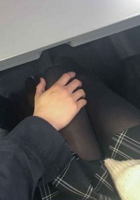 脱岳裙子从后面挺进去视频